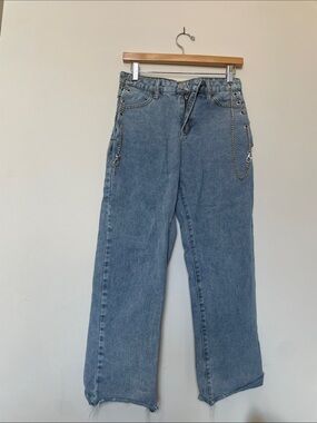 Light Wash Straight-Leg Women's Jeans with Decorative Chain
